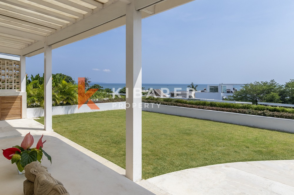 Five-Bedroom Closed Living Villa with Ocean View in Batu Belig — image 15