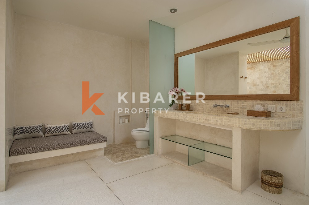 Five-Bedroom Closed Living Villa with Ocean View in Batu Belig — image 17