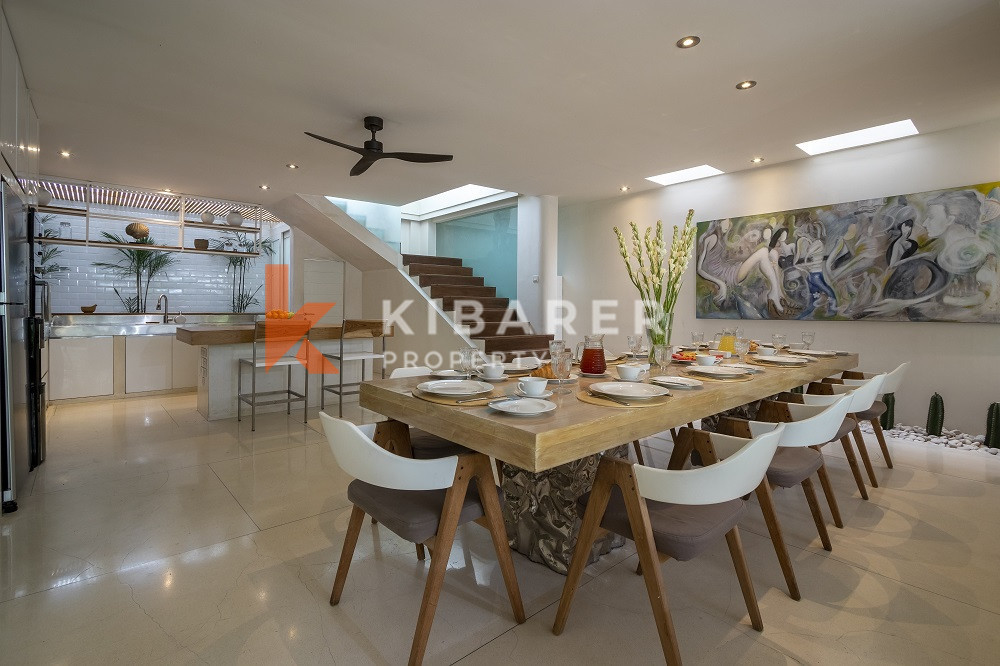 Five-Bedroom Closed Living Villa with Ocean View in Batu Belig — image 7