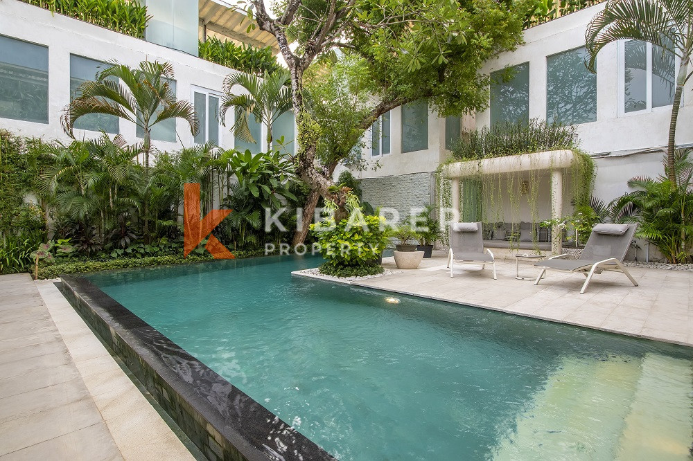 Five-Bedroom Closed Living Villa with Ocean View in Batu Belig — image 2