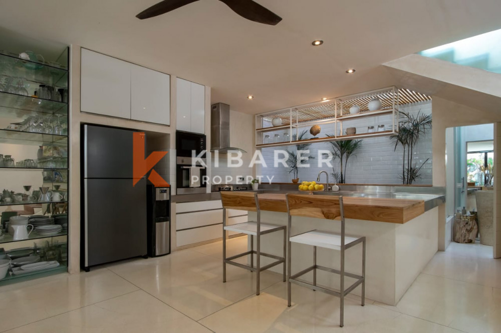 Five-Bedroom Closed Living Villa with Ocean View in Batu Belig — image 8