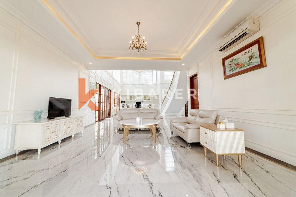 Beautiful Four Bedroom Retreat Overlooking the Jimbaran Ocean — image 6