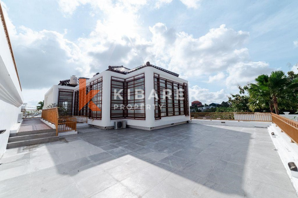 Beautiful Four Bedroom Retreat Overlooking the Jimbaran Ocean — image 7