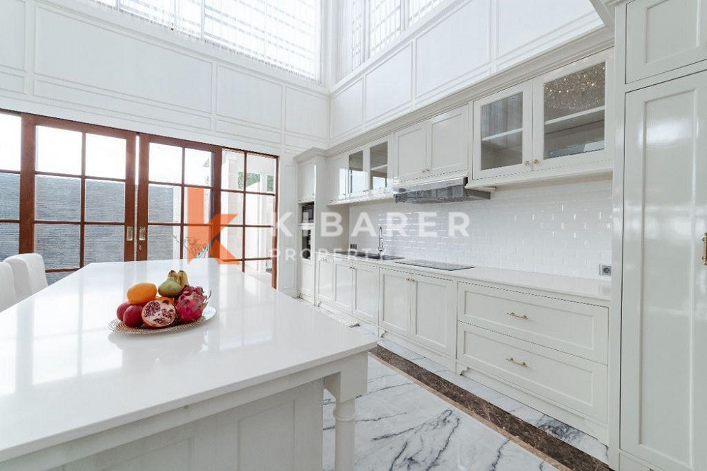 Beautiful Four Bedroom Retreat Overlooking the Jimbaran Ocean — image 3