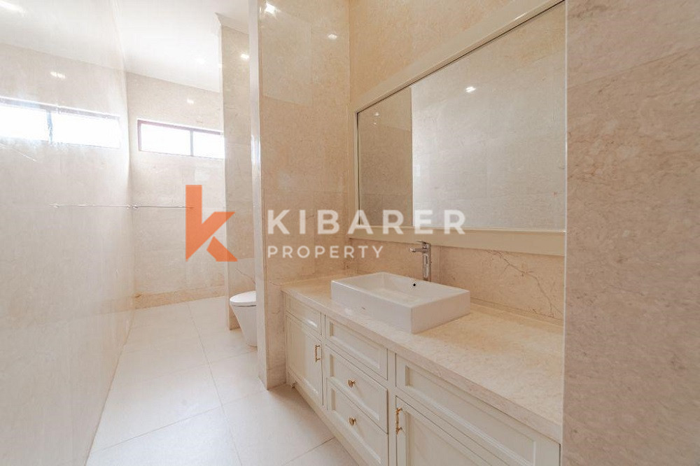 Beautiful Four Bedroom Retreat Overlooking the Jimbaran Ocean — image 16