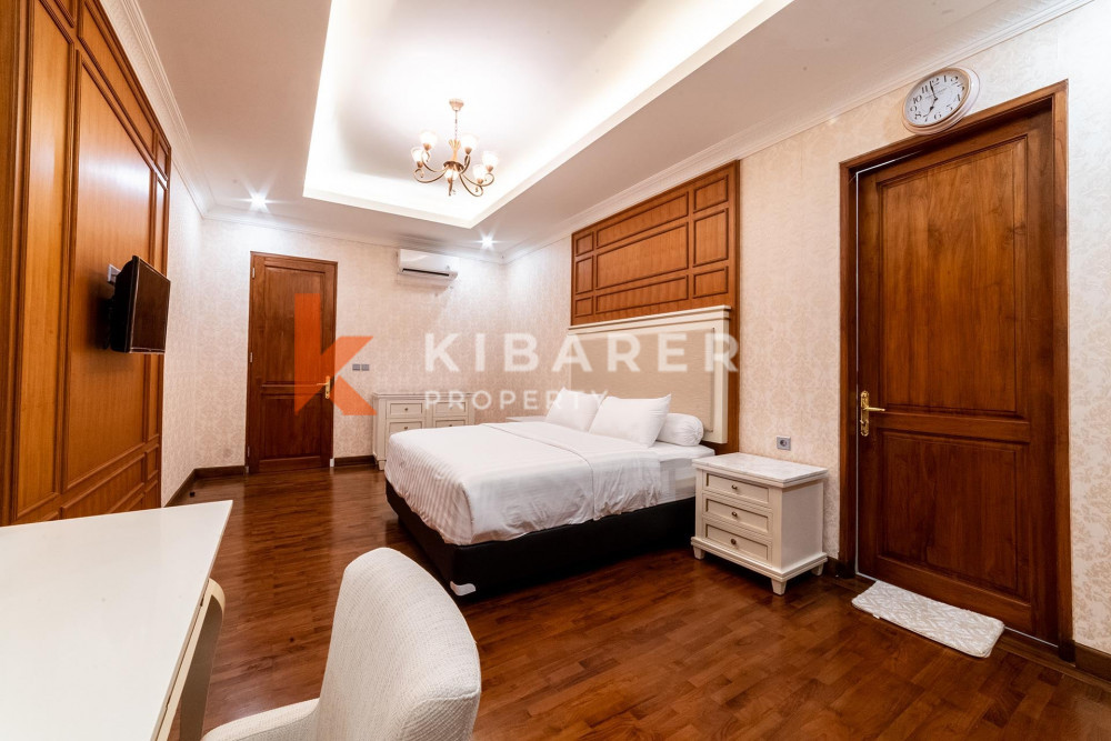 Beautiful Four Bedroom Retreat Overlooking the Jimbaran Ocean — image 9