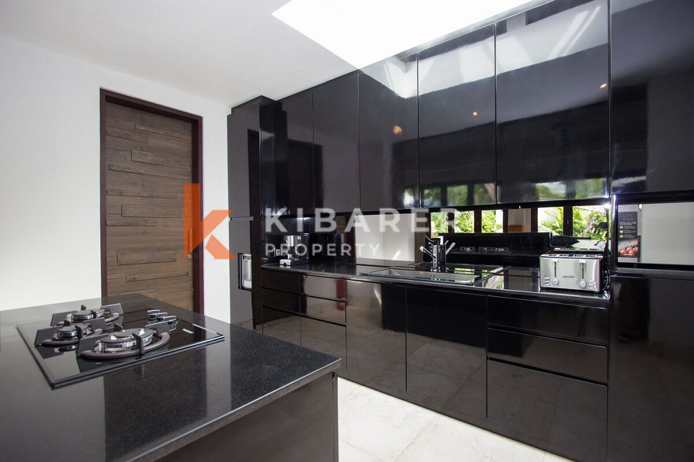 Stunning Four Bedroom Villa located in quiet Seminyak area — image 6