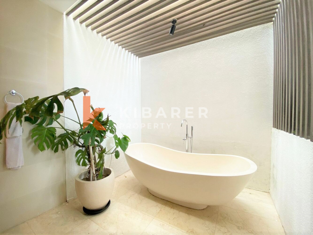 Modern Two Bedroom Enclosed Livingroom Villa with Sea View in Uluwatu — image 11