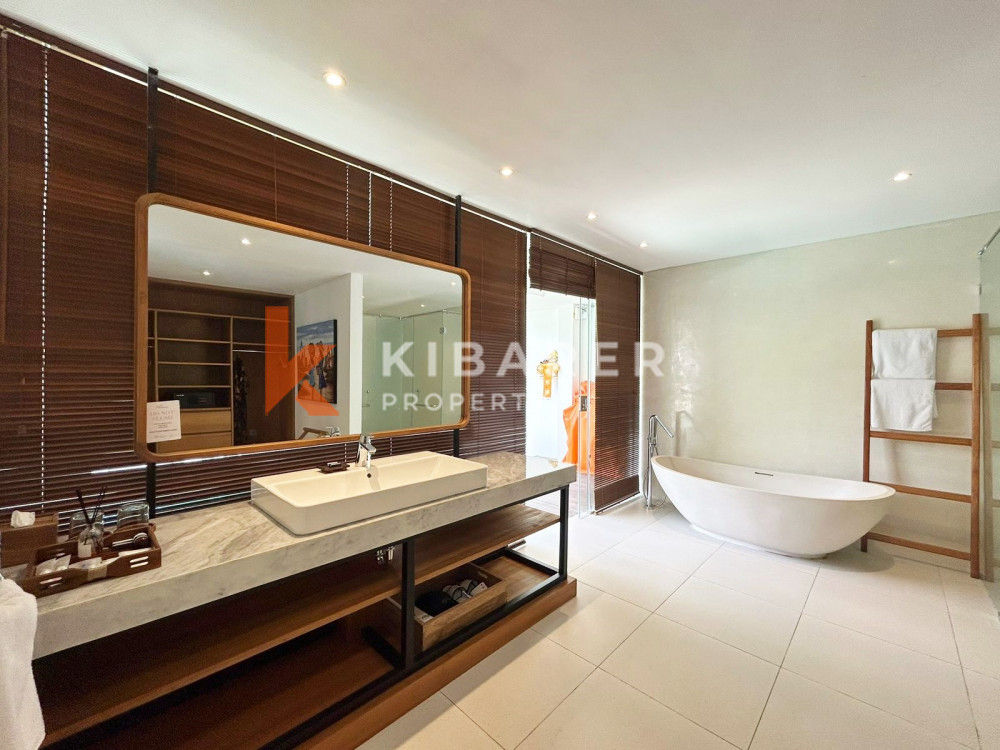 Beautiful Three Bedroom Enclosed Living Room Villa Situated in Seminyak — image 8