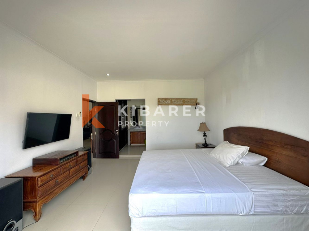 Cozy Five Bedroom Close Living Villa in Seminyak — image 5