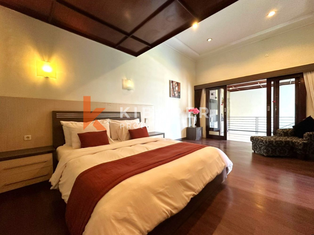 Homey Four Bedrooms Enclosed Living Villa Situated in Seminyak — image 10