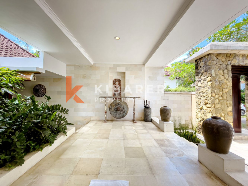Spacious Three Bedroom Enclosed Living Villa with Overlooking Rice Field View in Canggu — image 8