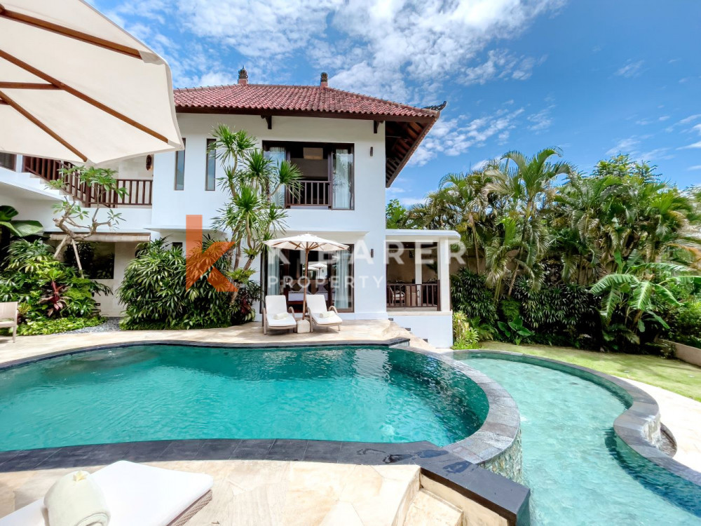 Spacious Three Bedroom Enclosed Living Villa with Overlooking Rice Field View in Canggu — image 3