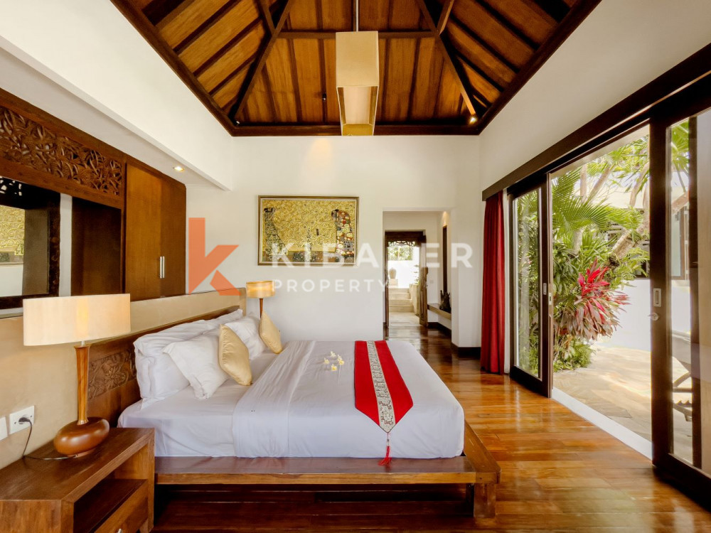 Spacious Three Bedroom Enclosed Living Villa with Overlooking Rice Field View in Canggu — image 11