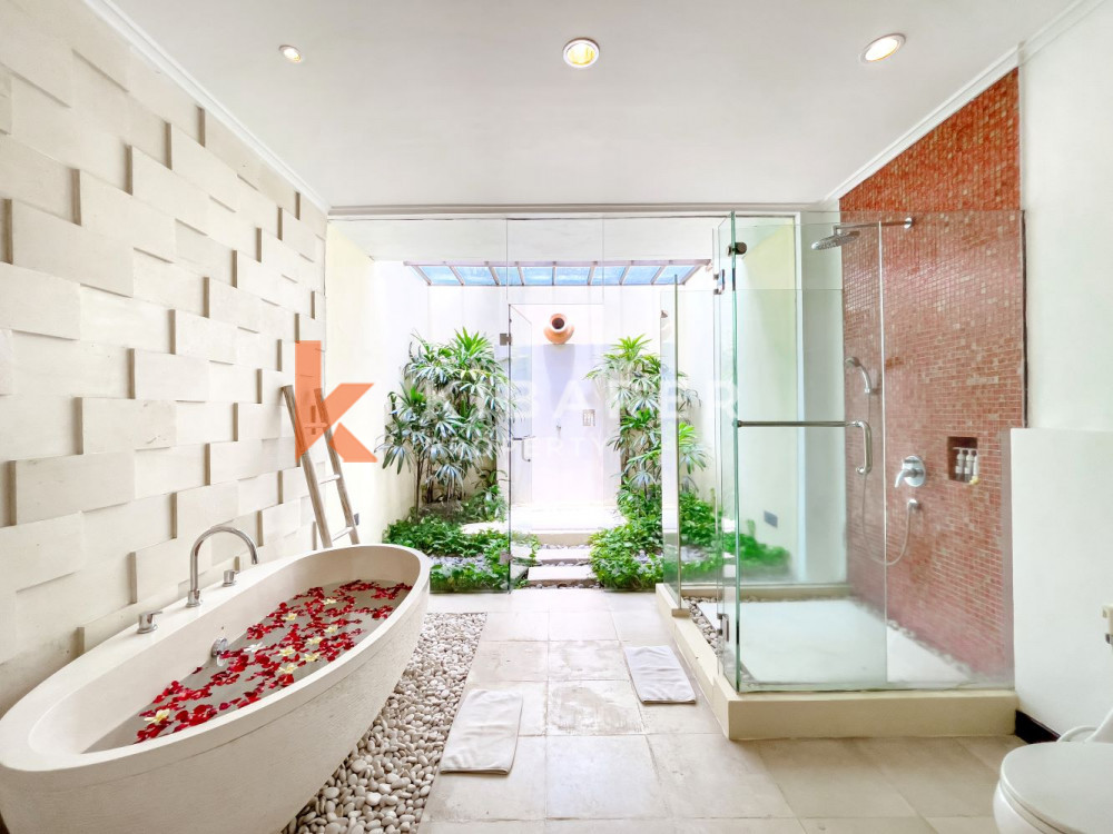 Spacious Three-Bedroom Gated Villa with Rice Field View in Canggu — image 12