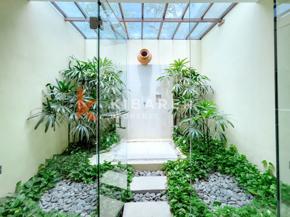 Spacious Three Bedroom Enclosed Living Villa with Overlooking Rice Field View in Canggu — image 13