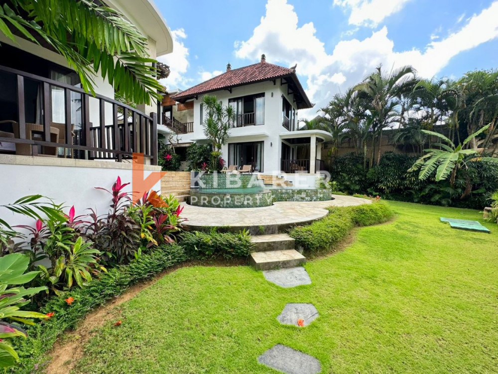 Spacious Three Bedroom Enclosed Living Villa with Overlooking Rice Field View in Canggu — image 16