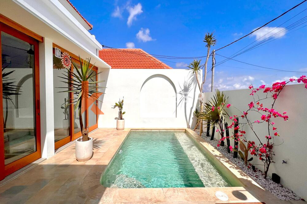 Brand New Mediterranean Three Bedroom Enclosed Livingroom Villa Set in Pererenan — image 2
