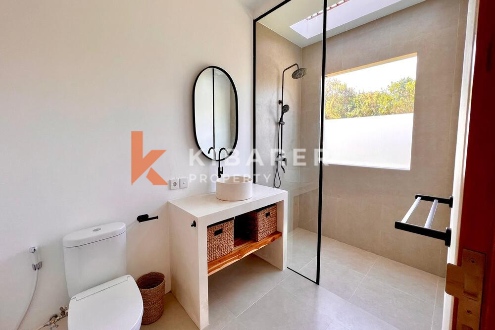 Brand New Mediterranean Three Bedroom Enclosed Livingroom Villa Set in Pererenan — image 12