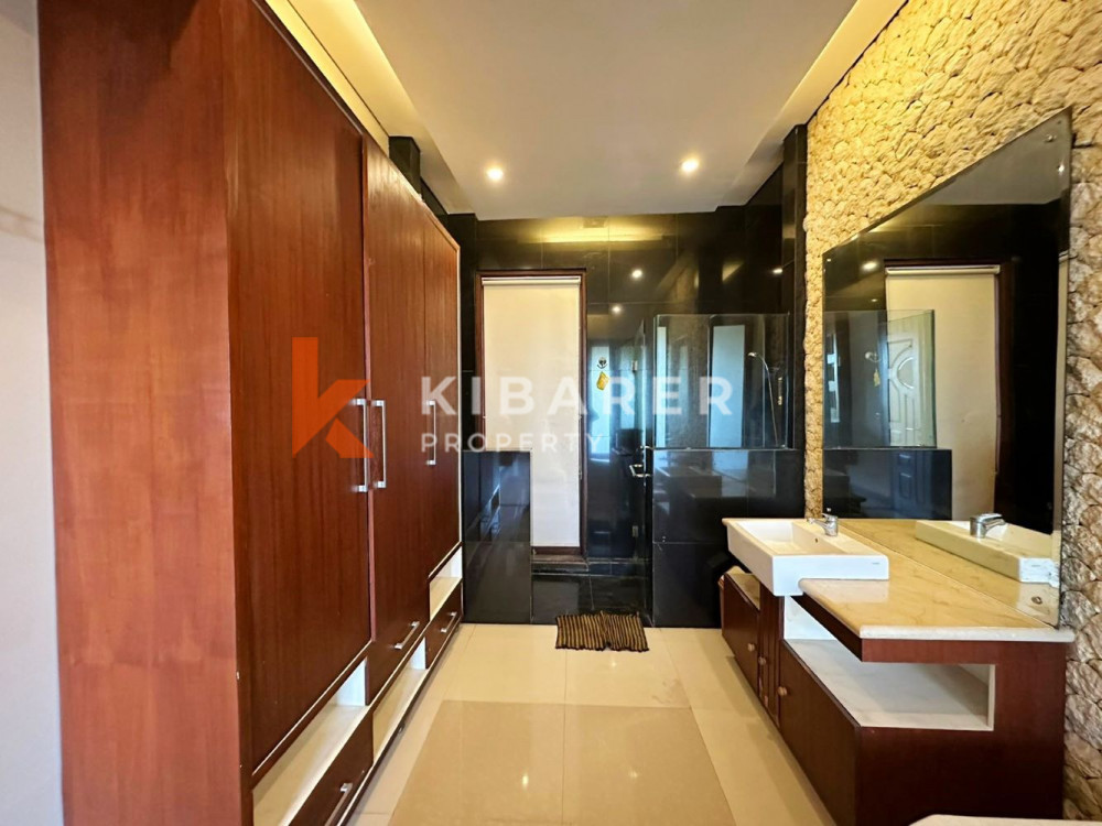 Homey Three Bedroom Villa Strategically Located in Seminyak — image 14