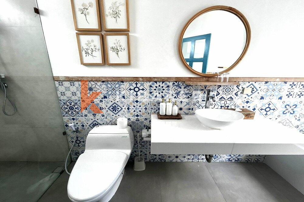 Charming One Bedroom Enclosed Living Room Santorini Villa Situated in Padonan — image 12
