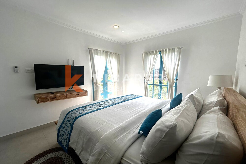 Charming Three Bedroom Enclosed Living Room Santorini Villa Set in Padonan — image 9