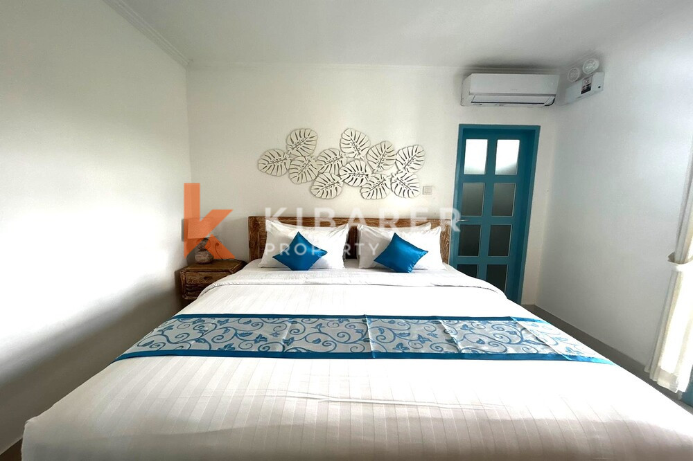 Charming Three Bedroom Enclosed Living Room Santorini Villa Set in Padonan — image 12
