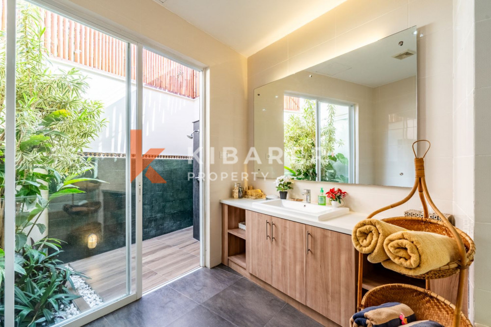 Peaceful Three Bedroom Enclosed Living at Villa Complex Situated in Seminyak — image 13