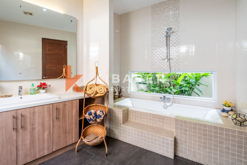 Peaceful Three Bedroom Enclosed Living at Villa Complex Situated in Seminyak — image 14