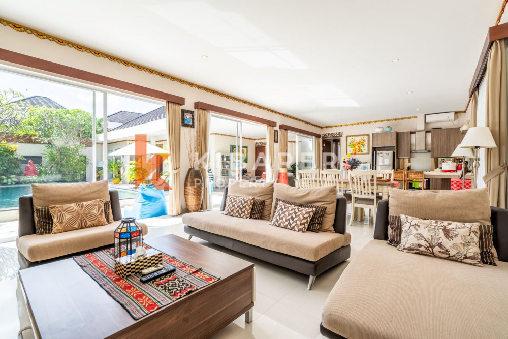Beautiful Three Bedroom Enclosed Living at Villa Complex in Seminyak — image 6