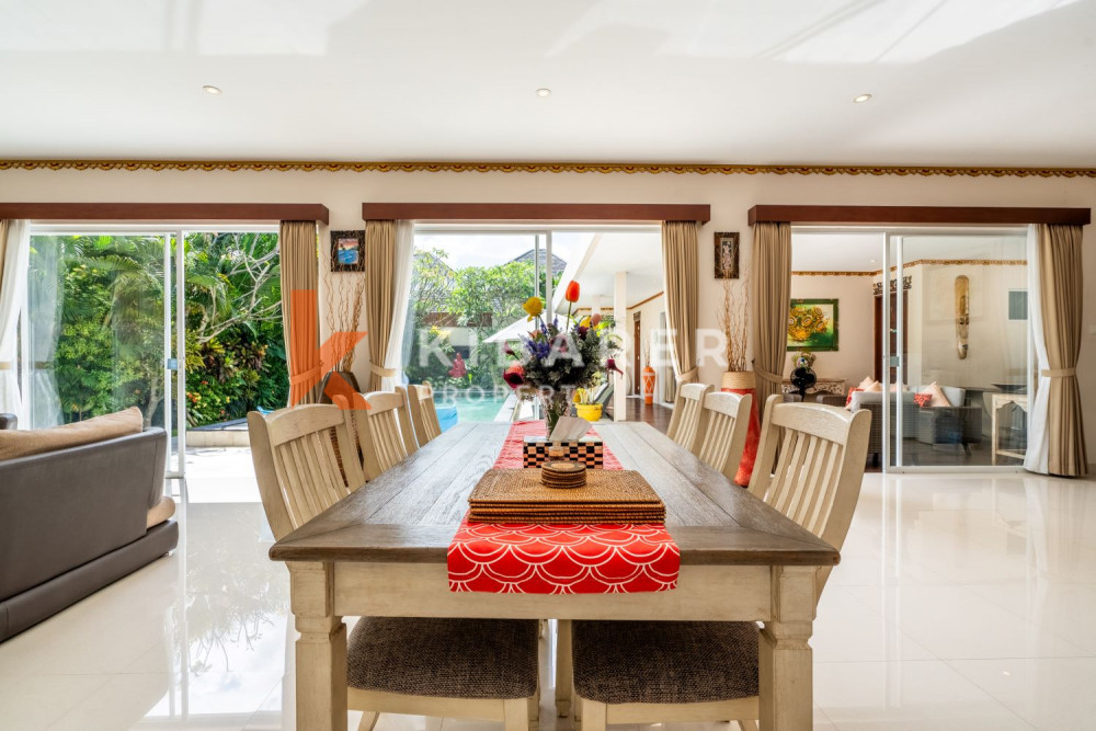 Beautiful Three Bedroom Enclosed Living at Villa Complex in Seminyak — image 9
