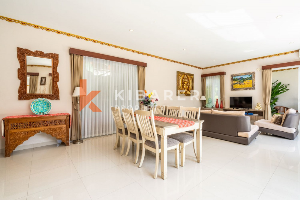Beautiful Three Bedroom Enclosed Living at Villa Complex in Seminyak — image 10