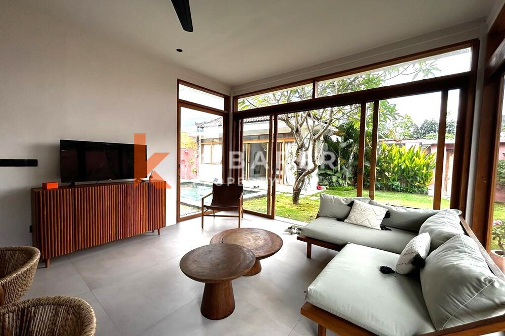 Modern Three Bedroom Minimalist Enclosed Living Room Villa Situated in Umalas — image 10