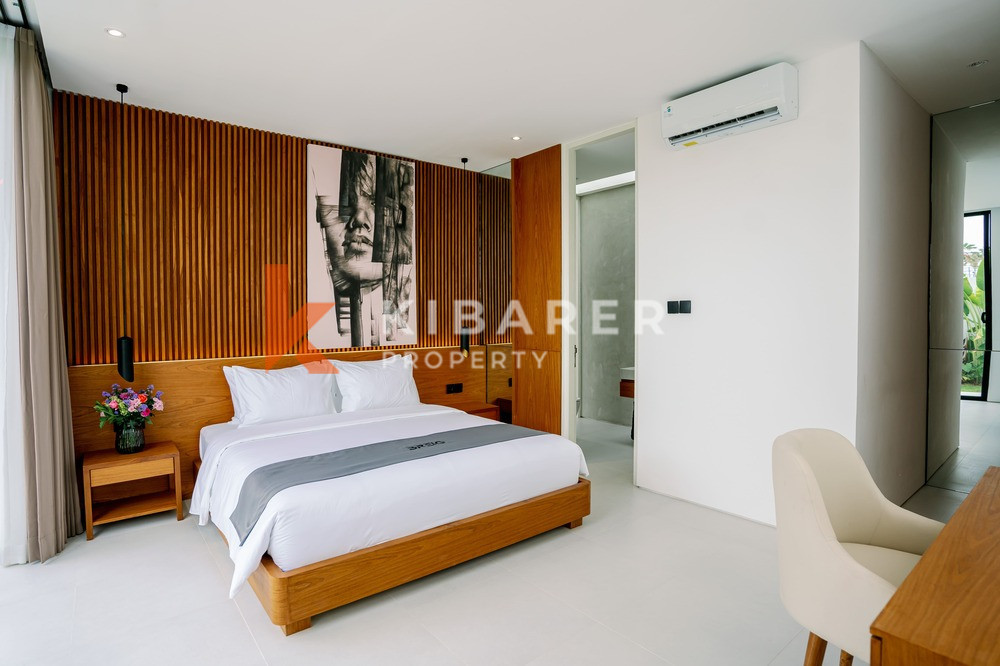Luxury Three-Bedroom Villa with Enclosed Living Room, Walking Distance to Pererenan Beach — image 7