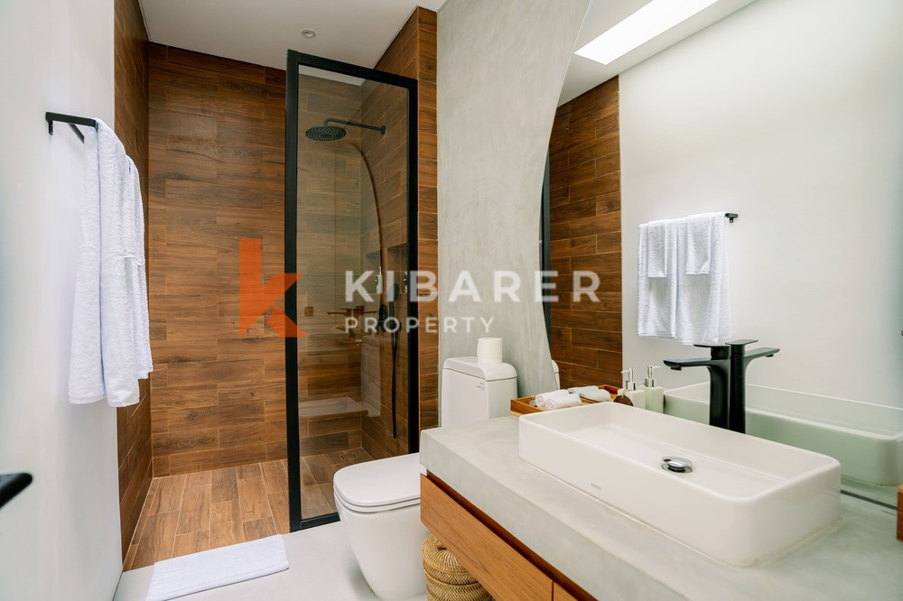 Luxury Three-Bedroom Villa with Enclosed Living Room, Walking Distance to Pererenan Beach — image 10