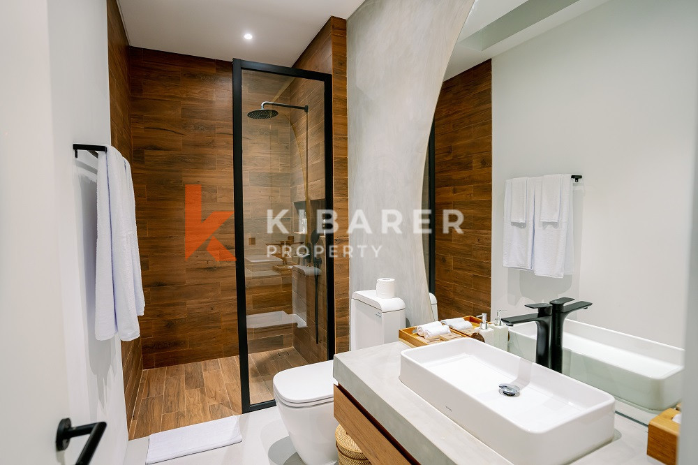 Luxury Three-Bedroom Villa with Enclosed Living Room, Walking Distance to Pererenan Beach — image 8