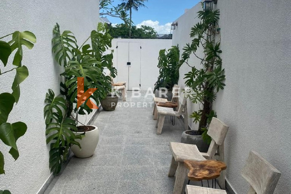 Charming One Bedroom Enclosed Living Room Santorini Villa Situated in Padonan — image 2