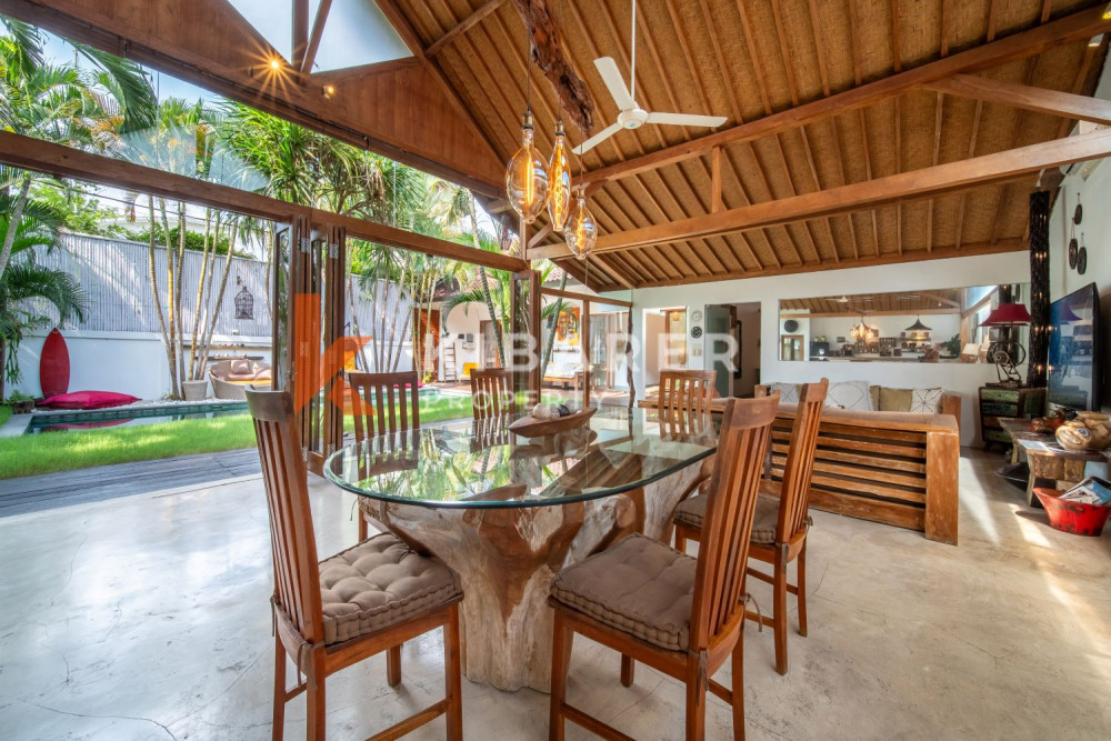 Tropical and Stunning Three Bedroom Enclosed Living Villa in Kerobokan — image 10