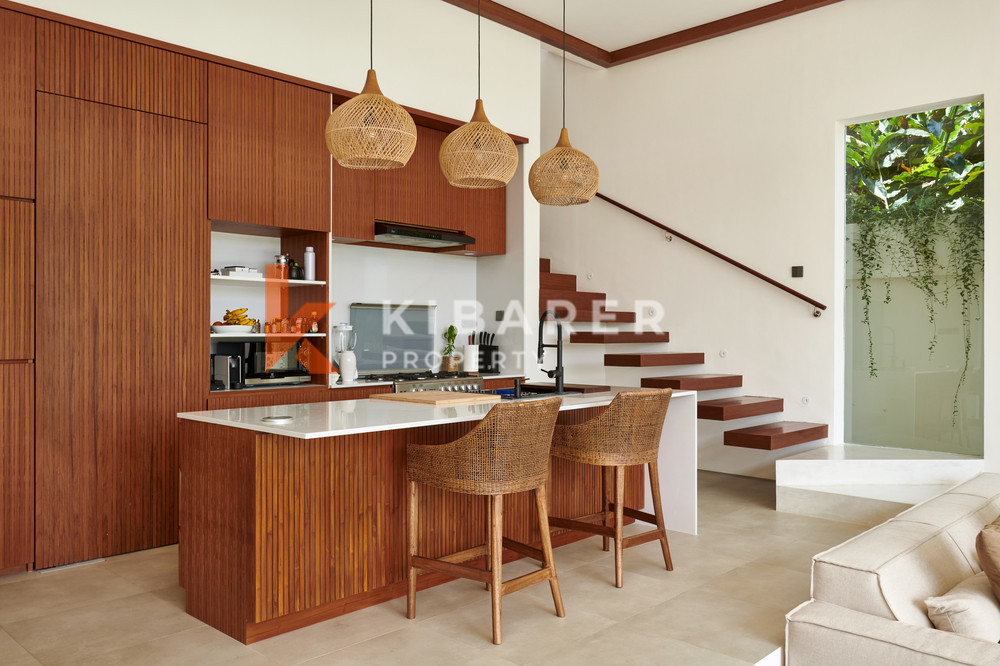 Beautiful Three-Bedroom Villa Featuring an Enclosed Living Area in Canggu — image 10
