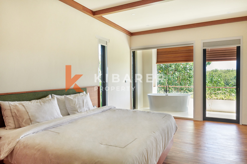 Beautiful Three-Bedroom Villa Featuring an Enclosed Living Area in Canggu — image 15