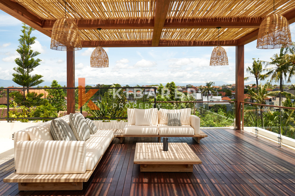 Beautiful Three-Bedroom Villa Featuring an Enclosed Living Area in Canggu — image 6