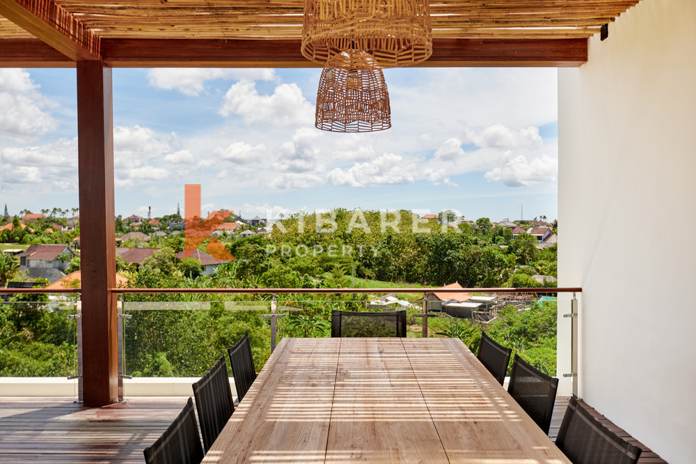 Beautiful Three-Bedroom Villa Featuring an Enclosed Living Area in Canggu — image 5
