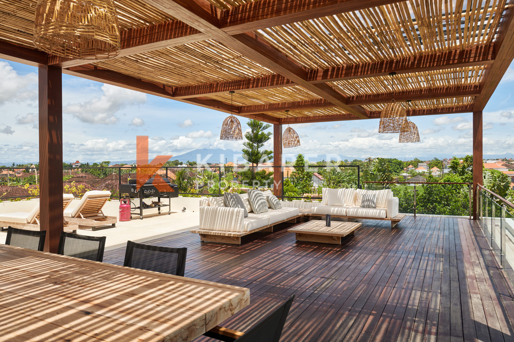 Beautiful Three-Bedroom Villa Featuring an Enclosed Living Area in Canggu — image 2
