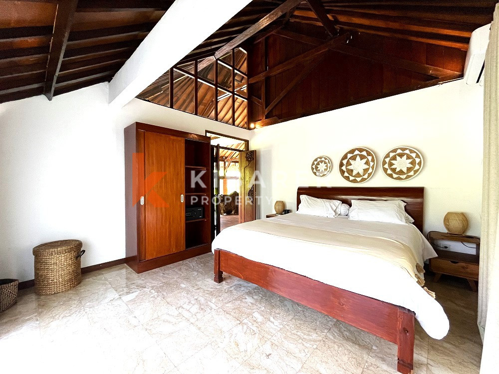 Classic Wooden Three-Bedroom Villa with Enclosed Living Area in a Perfect Location in Berawa — image 5