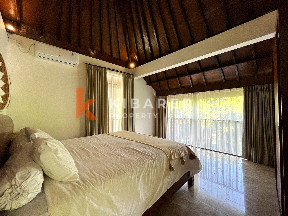 Classic Wooden Three-Bedroom Villa with Enclosed Living Area in a Perfect Location in Berawa — image 6