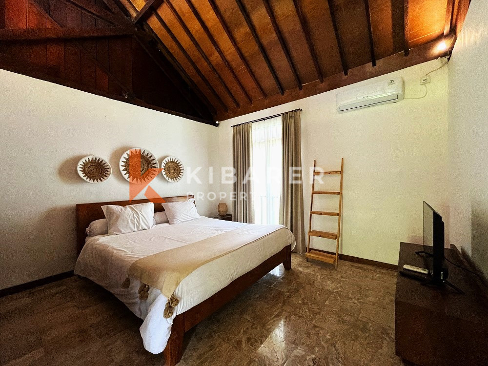 Classic Wooden Three-Bedroom Villa with Enclosed Living Area in a Perfect Location in Berawa — image 8