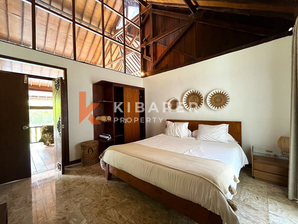 Classic Wooden Three-Bedroom Villa with Enclosed Living Area in a Perfect Location in Berawa — image 9