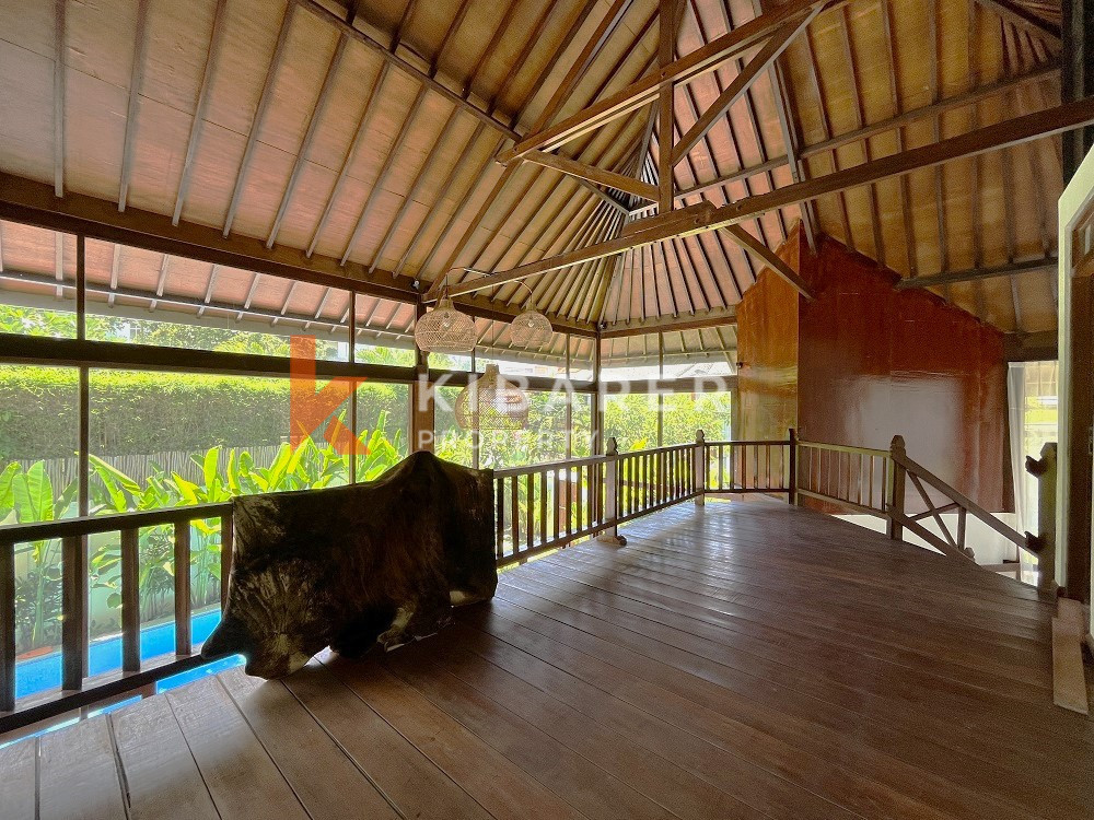 Classic Wooden Three-Bedroom Villa with Enclosed Living Area in a Perfect Location in Berawa — image 11