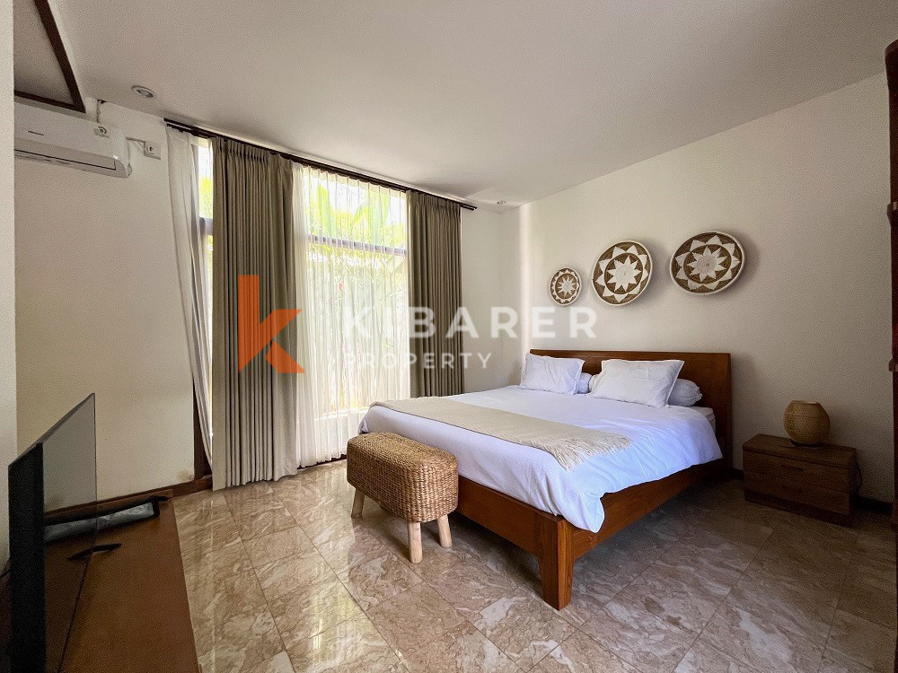 Classic Wooden Three-Bedroom Villa with Enclosed Living Area in a Perfect Location in Berawa — image 3