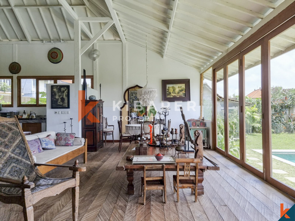 Traditional Four Bedrooms Closed Living Joglo with Rice Field View In Cemagi — image 3
